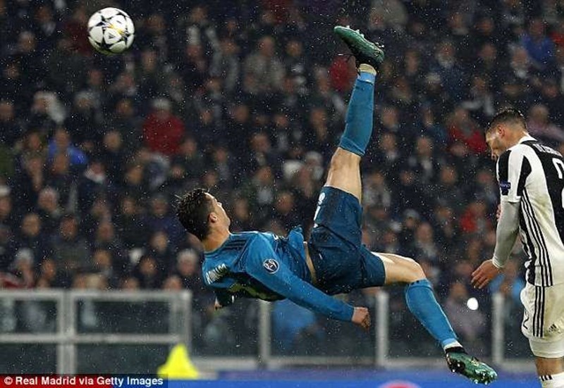  Ronaldo cố gắng thực hiện cú đá theo kiểu “xe đạp chổng ngược” trước trận đấu với Juventus.